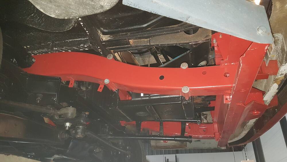 Un châssis de voiture repeint en rouge vif, vu de près
